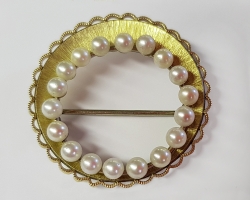 Brosche, vergoldet mit Perlenkranz